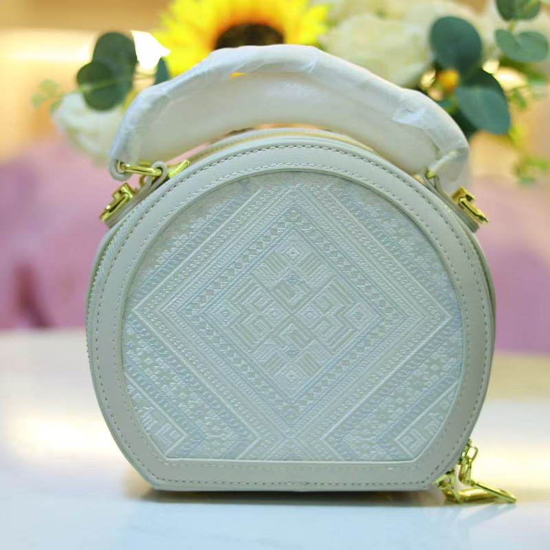 圆饼包（素白几何纹）